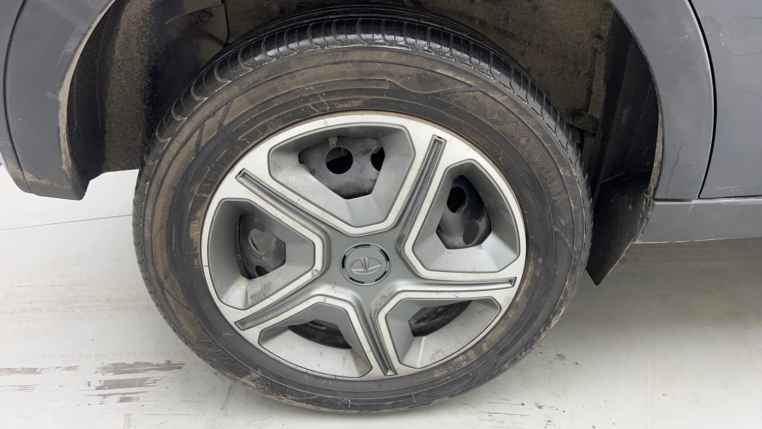 Used 2018 Tata Nexon XM Petrol Manual tyres RIGHT REAR TYRE RIM VIEW