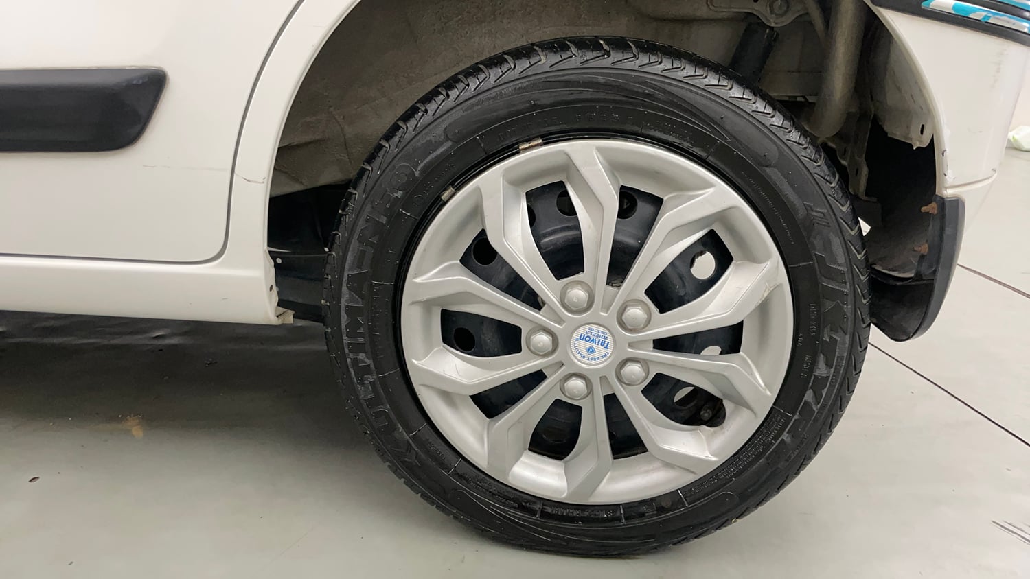 Used 2017 Maruti Suzuki Wagon R 1.0 VXI AMT Petrol Automatic tyres LEFT REAR TYRE RIM VIEW