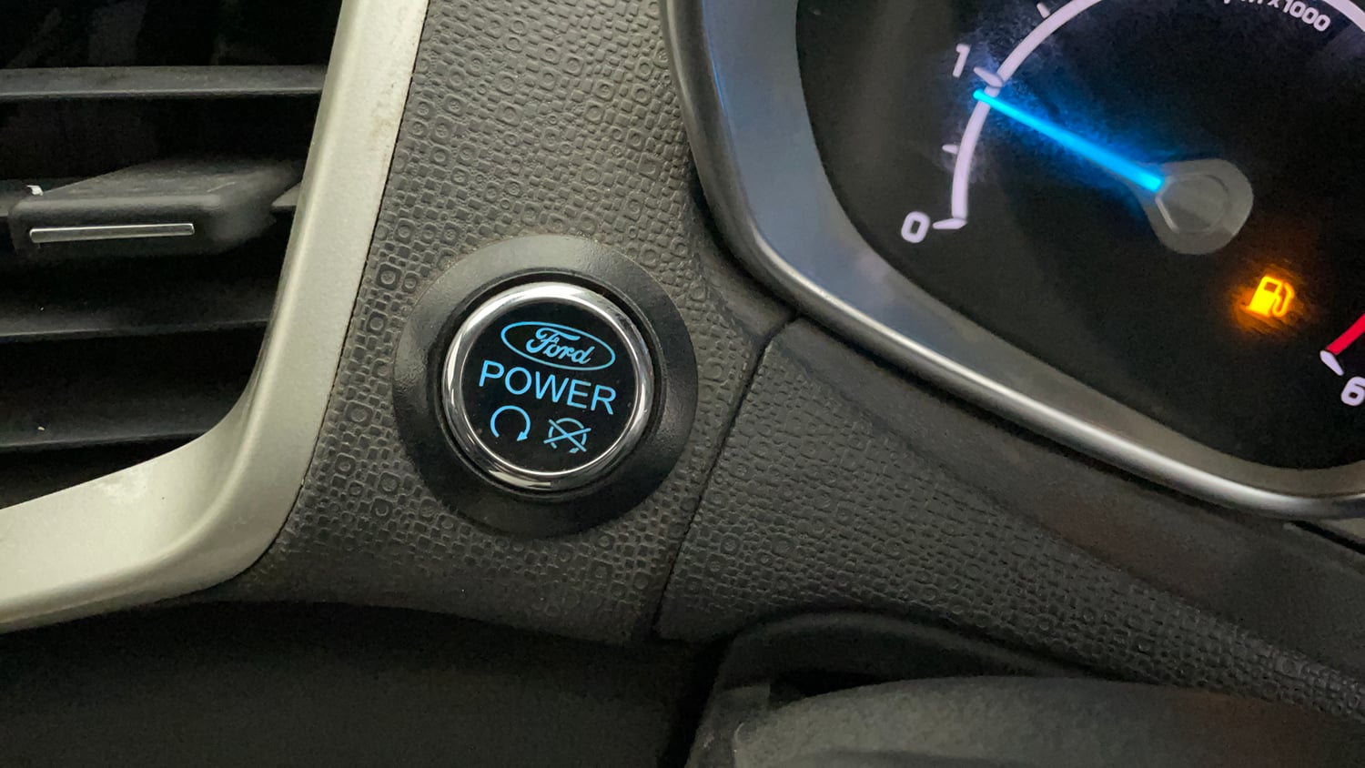 Used 2017 Ford EcoSport Titanium 1.5L TDCi Diesel Manual top_features Keyless start