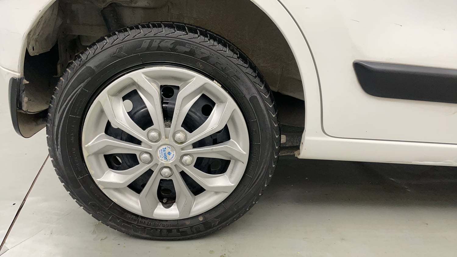 Used 2017 Maruti Suzuki Wagon R 1.0 VXI AMT Petrol Automatic tyres RIGHT REAR TYRE RIM VIEW