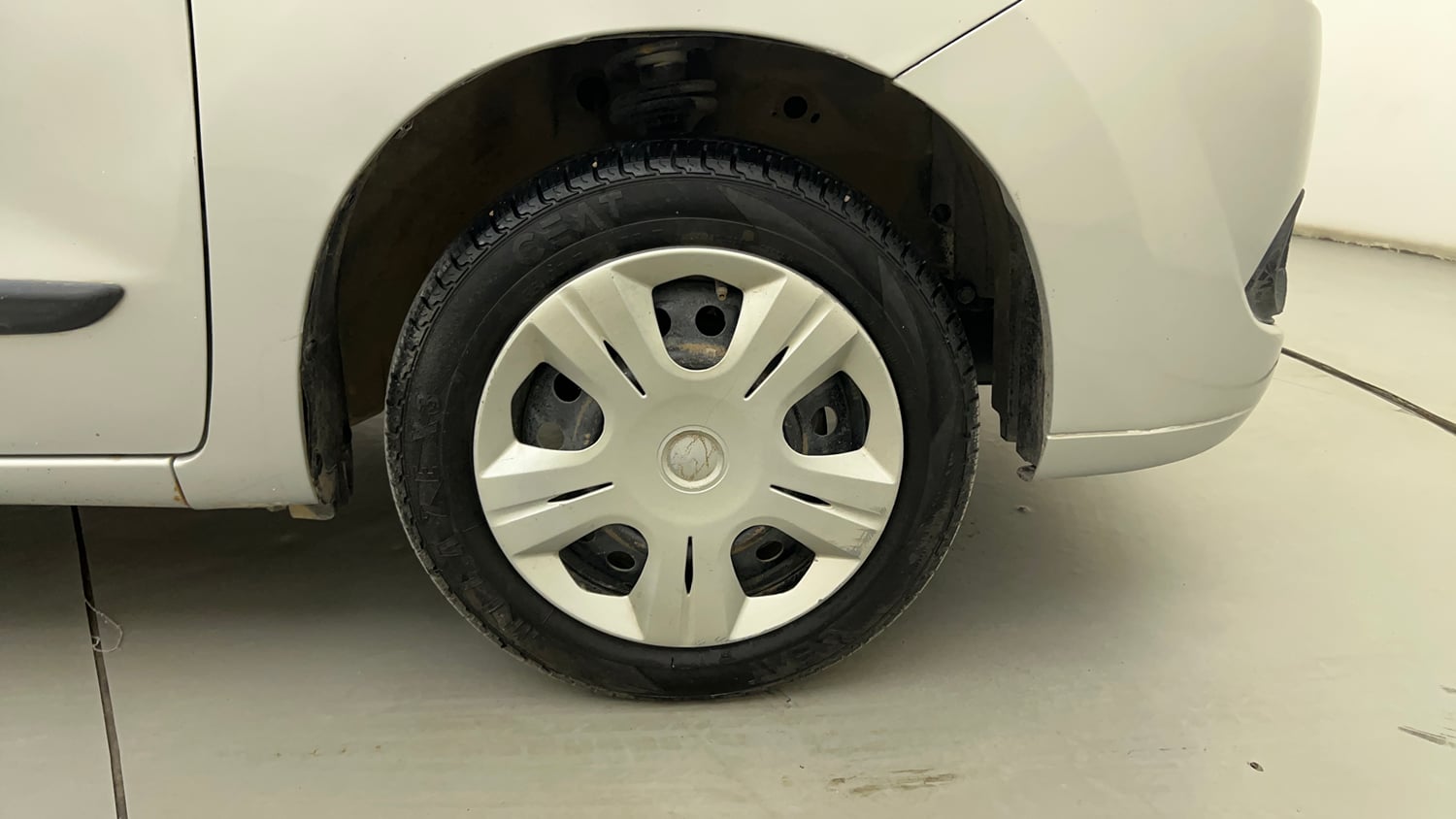 Used 2012 Maruti Suzuki Wagon R 1.0 VXI Petrol + CNG (Outside Fitted) Cng Manual tyres RIGHT FRONT TYRE RIM VIEW
