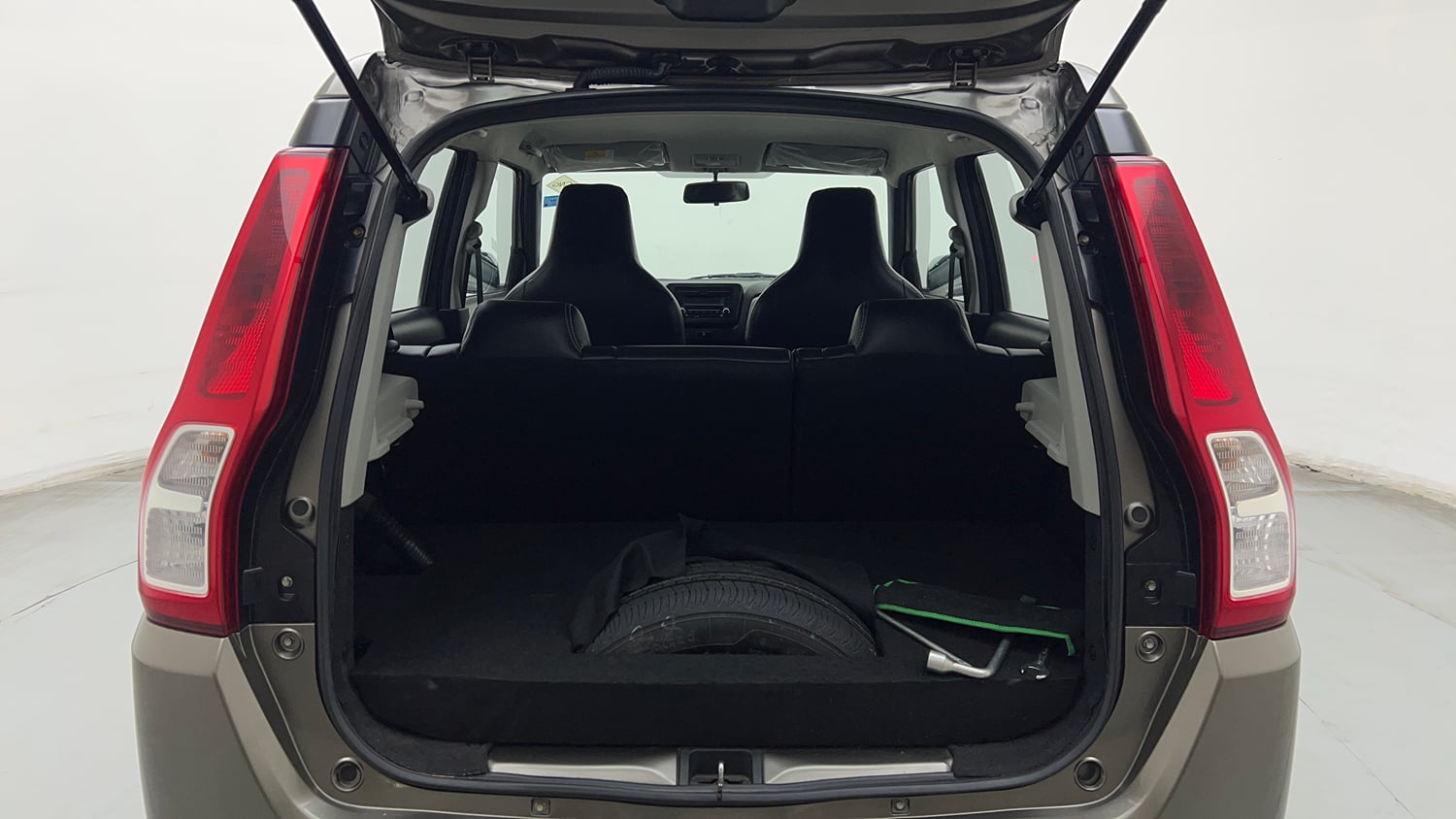Used 2023 Maruti Suzuki Wagon R VXI 1.0 CNG Cng Manual interior DICKY INSIDE VIEW