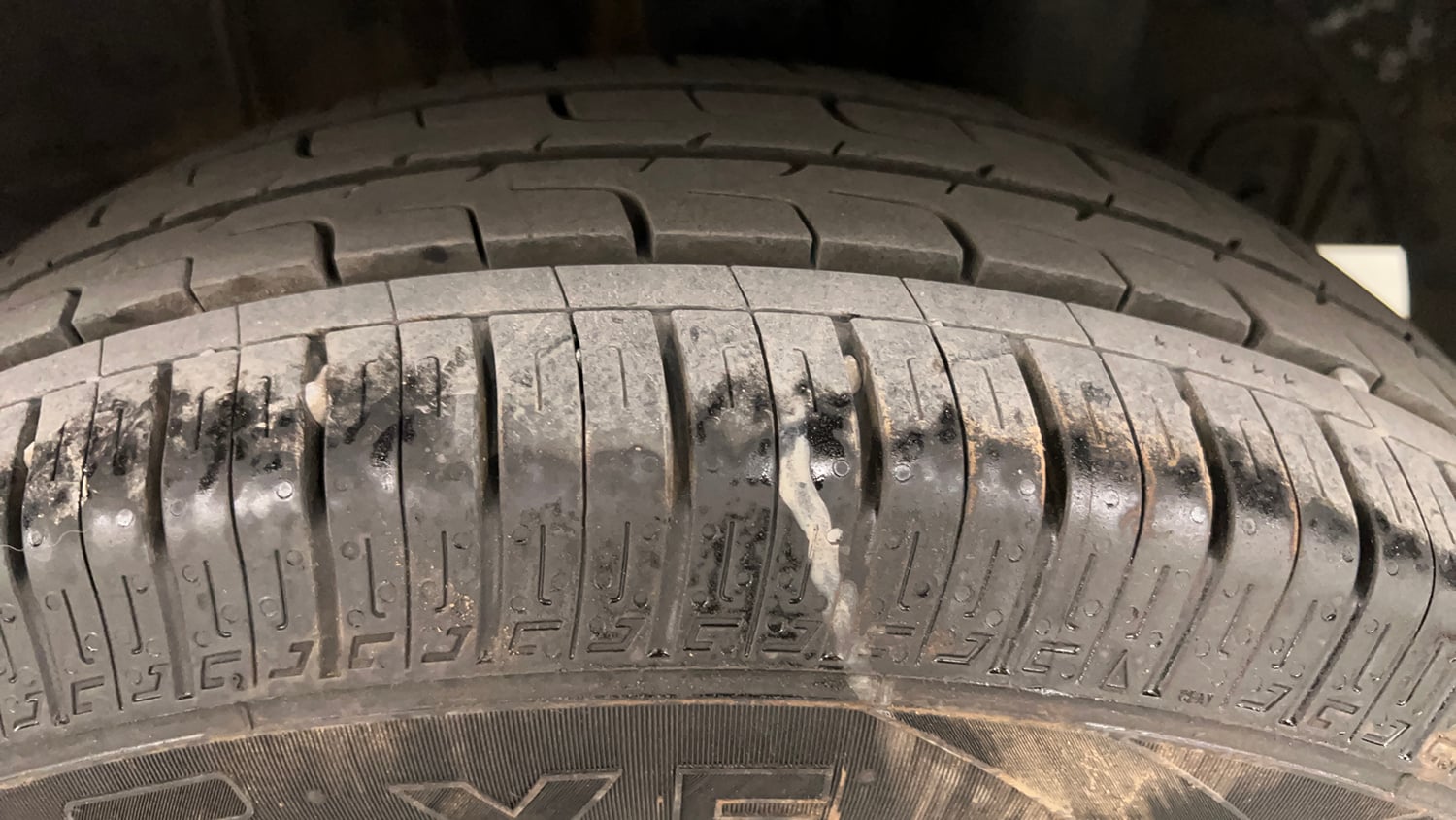 Used 2015 Hyundai Elite i20 Sportz 1.2 Petrol Manual tyres LEFT REAR TYRE TREAD VIEW