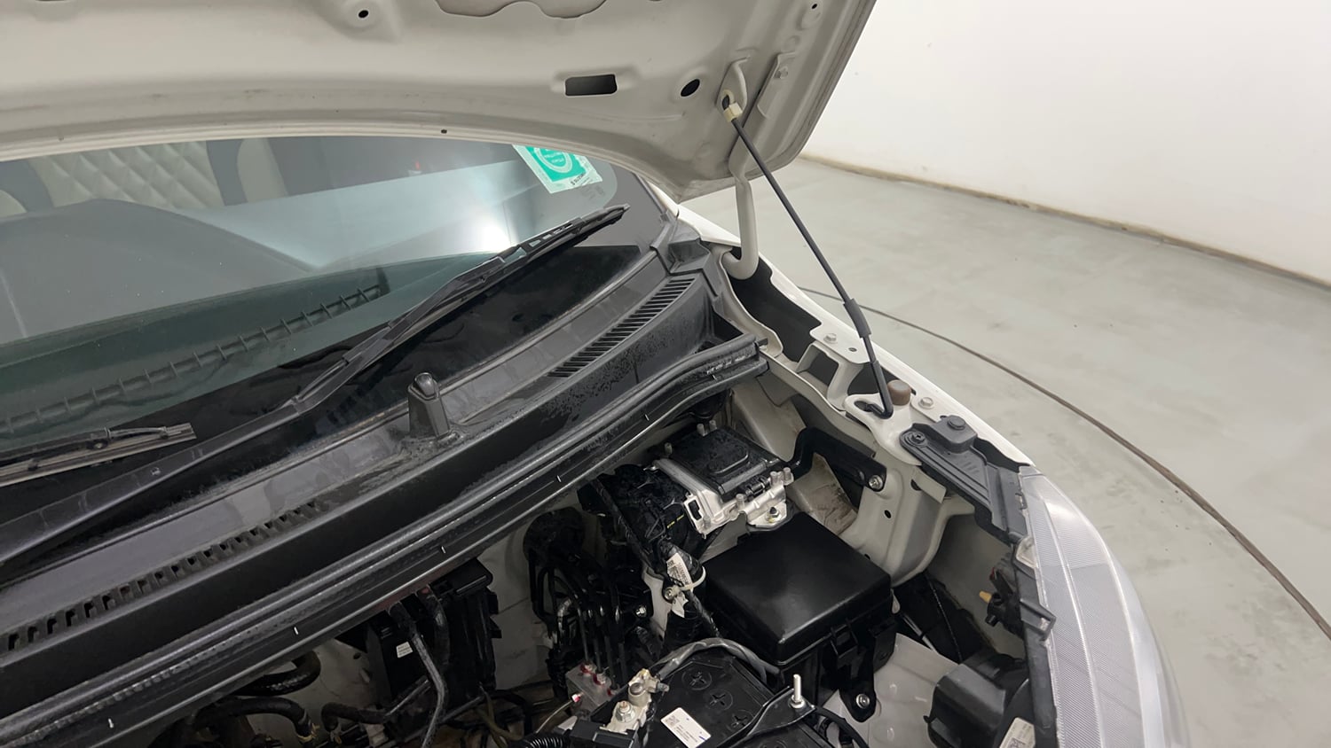 Used 2023 Maruti Suzuki Wagon R ZXI 1.2 Petrol Manual engine ENGINE LEFT SIDE HINGE & APRON VIEW