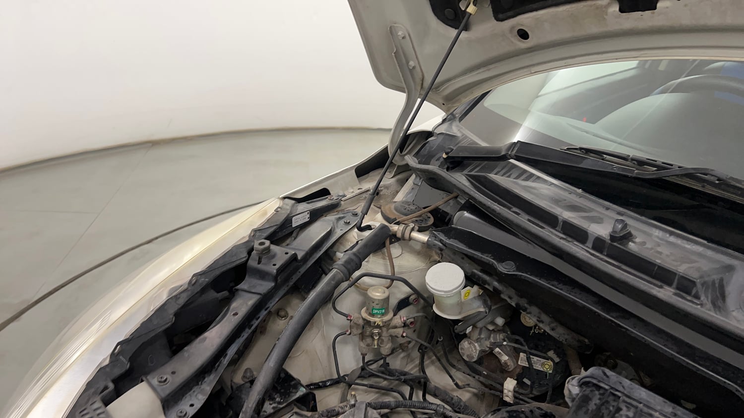 Used 2013 Maruti Suzuki Swift VXi Petrol Manual engine ENGINE RIGHT SIDE HINGE & APRON VIEW