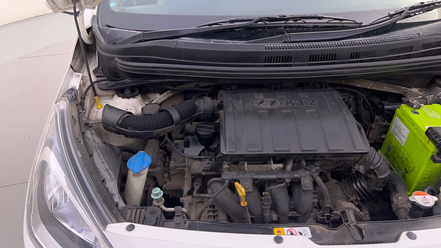 Used 2015 Hyundai Xcent SX 1.2 (O) Petrol Manual engine ENGINE RIGHT SIDE HINGE & APRON VIEW