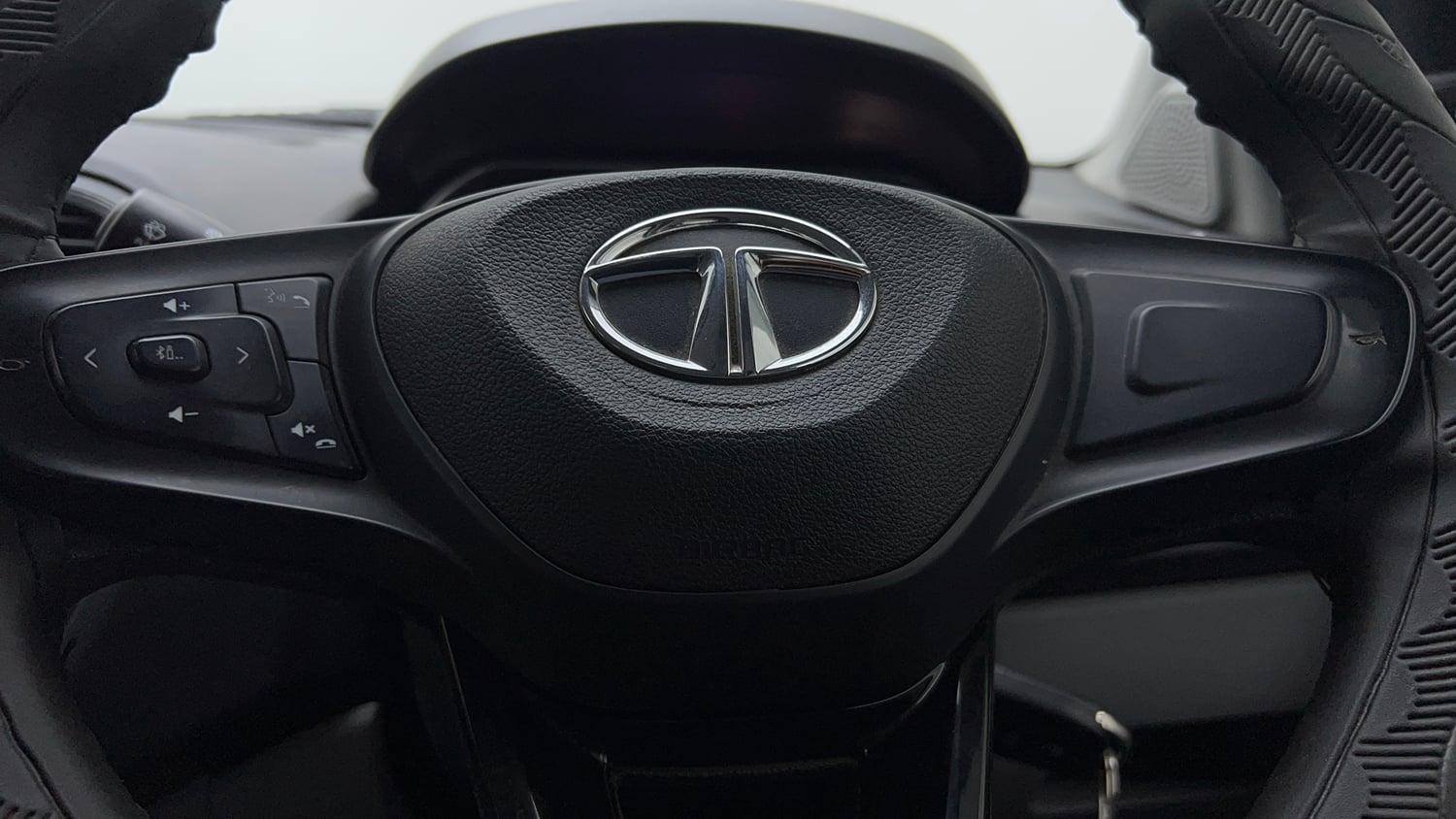 Used 2020 Tata Tiago XZA Petrol Automatic top_features Airbags