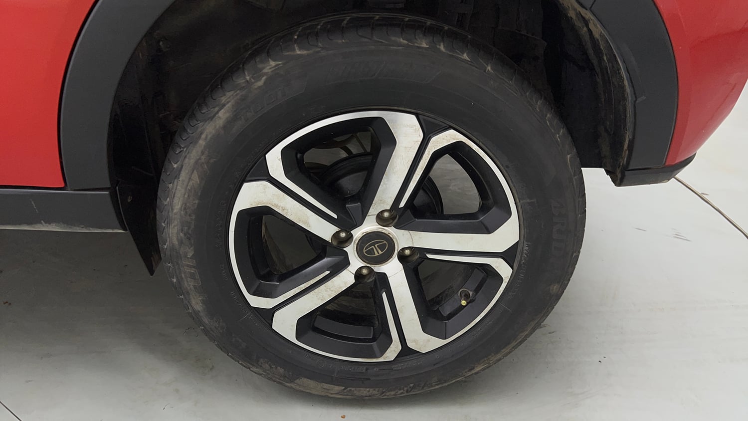Used 2022 Tata Nexon XZA Plus Petrol Automatic tyres LEFT REAR TYRE RIM VIEW