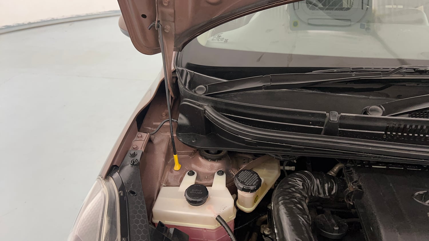 Used 2022 Hyundai Aura S 1.2 CNG Cng Manual engine ENGINE RIGHT SIDE HINGE & APRON VIEW