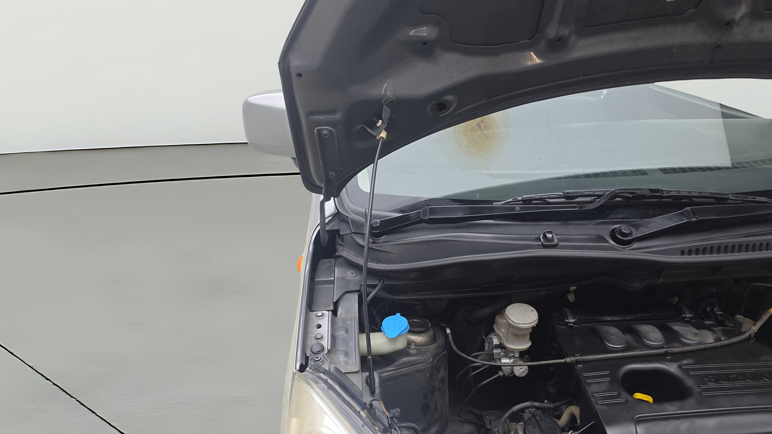 Used 2017 Maruti Suzuki Wagon R VXI Petrol Manual engine ENGINE RIGHT SIDE HINGE & APRON VIEW