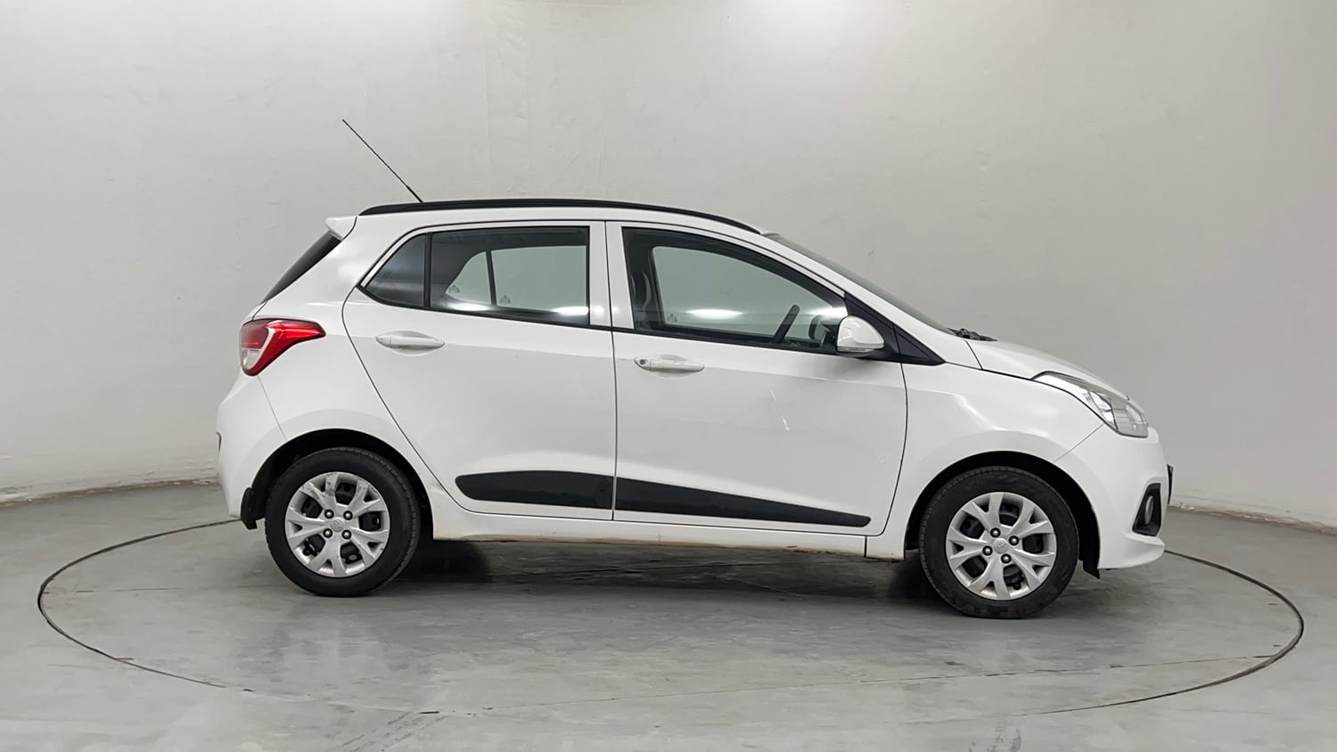 Used 2015 Hyundai Grand i10 Sportz 1.2 Kappa VTVT Petrol Manual exterior RIGHT SIDE VIEW