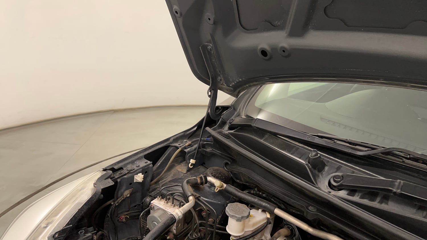 Used 2018 Maruti Suzuki Celerio X Zxi (Opt) Petrol Manual engine ENGINE RIGHT SIDE HINGE & APRON VIEW