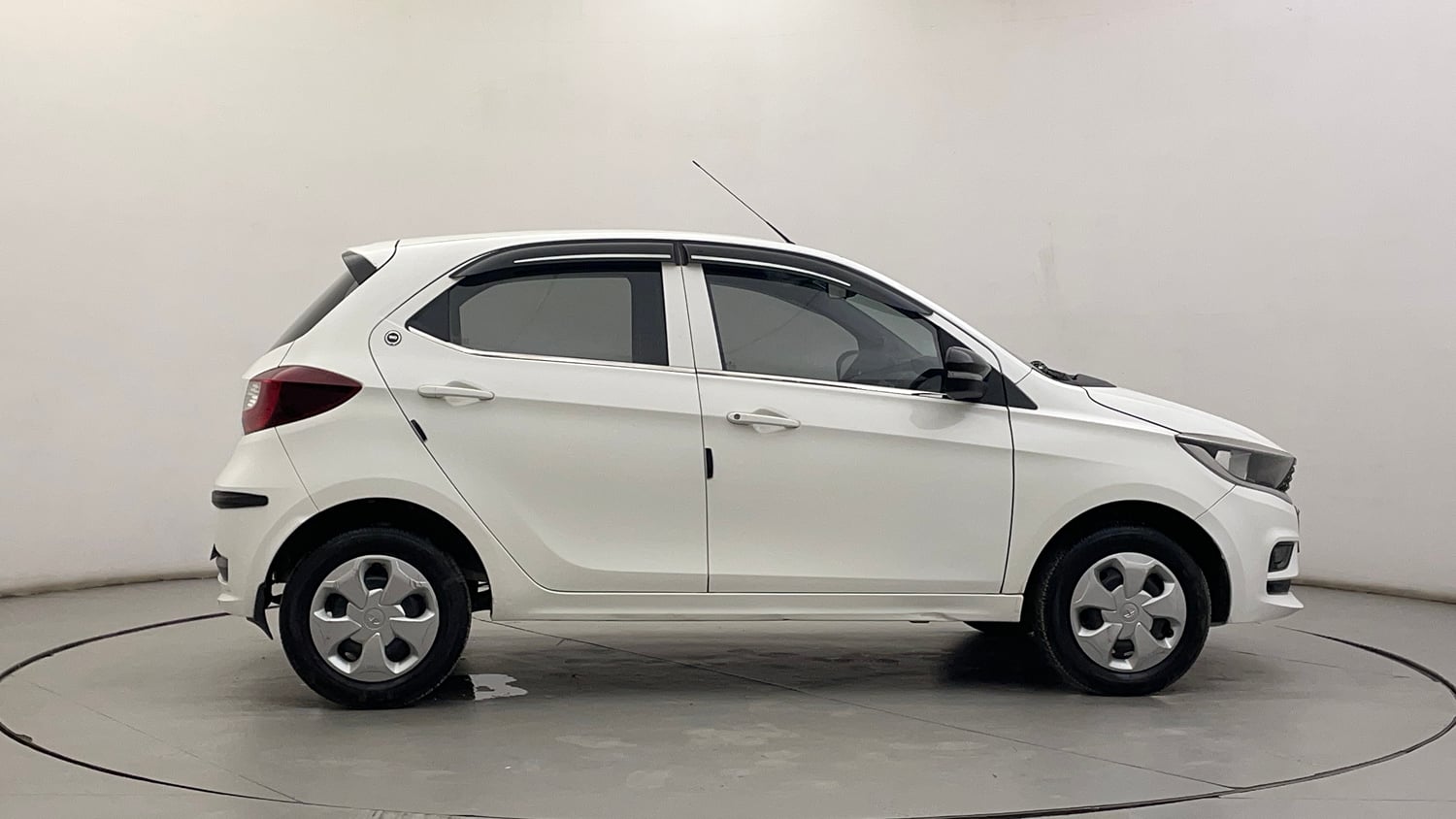 Used 2023 Tata Tiago XT (O) Petrol Manual exterior RIGHT SIDE VIEW