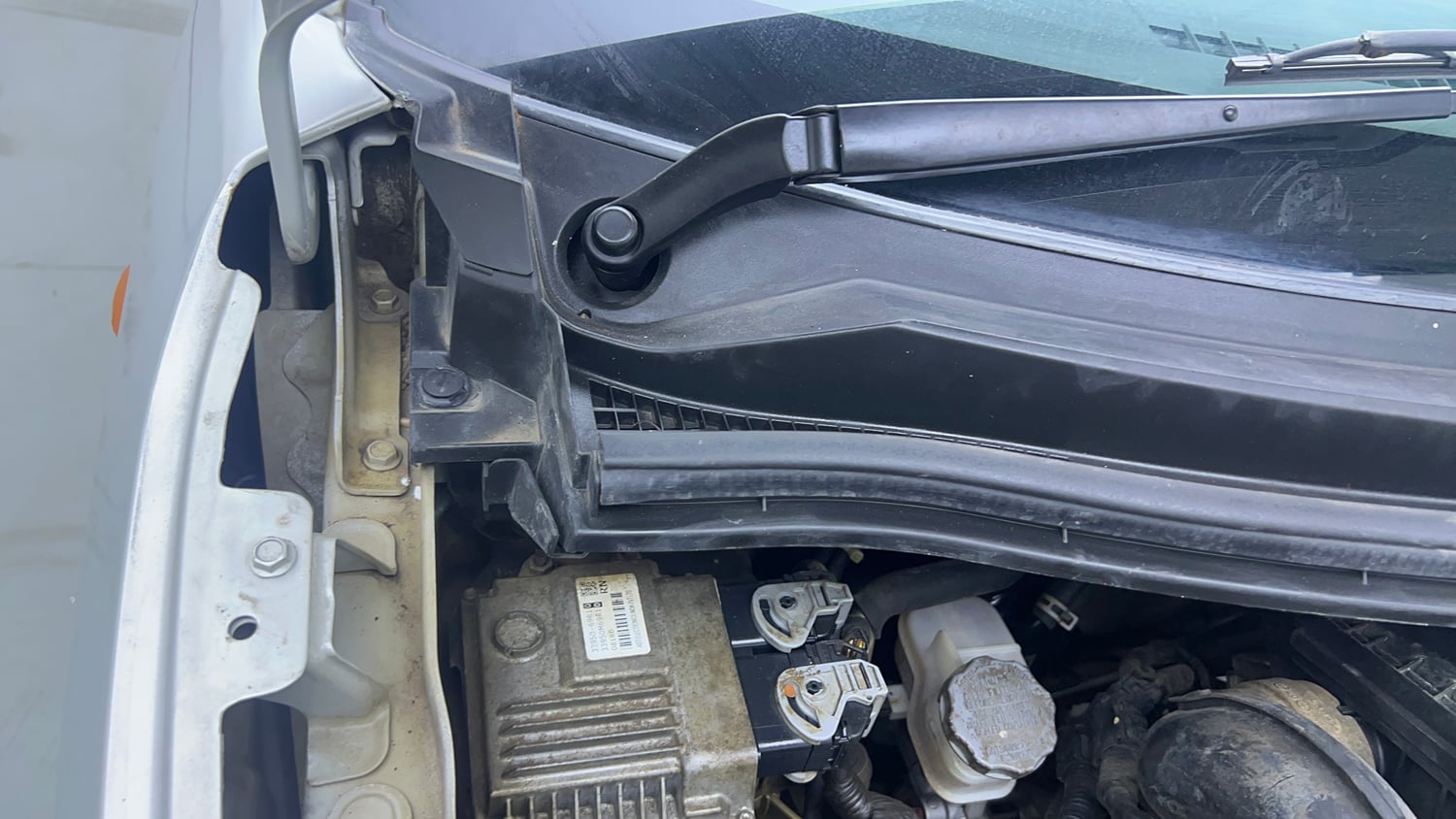 Used 2022 Maruti Suzuki Wagon R VXI 1.0 CNG Cng Manual engine ENGINE RIGHT SIDE HINGE & APRON VIEW