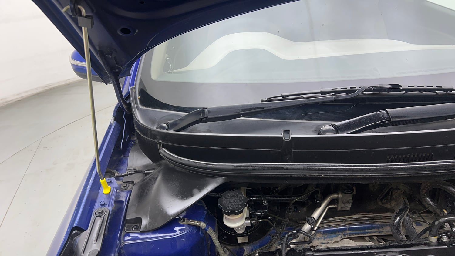 Used 2014 Hyundai Elite i20 Sportz 1.2 Petrol Manual engine ENGINE RIGHT SIDE HINGE & APRON VIEW