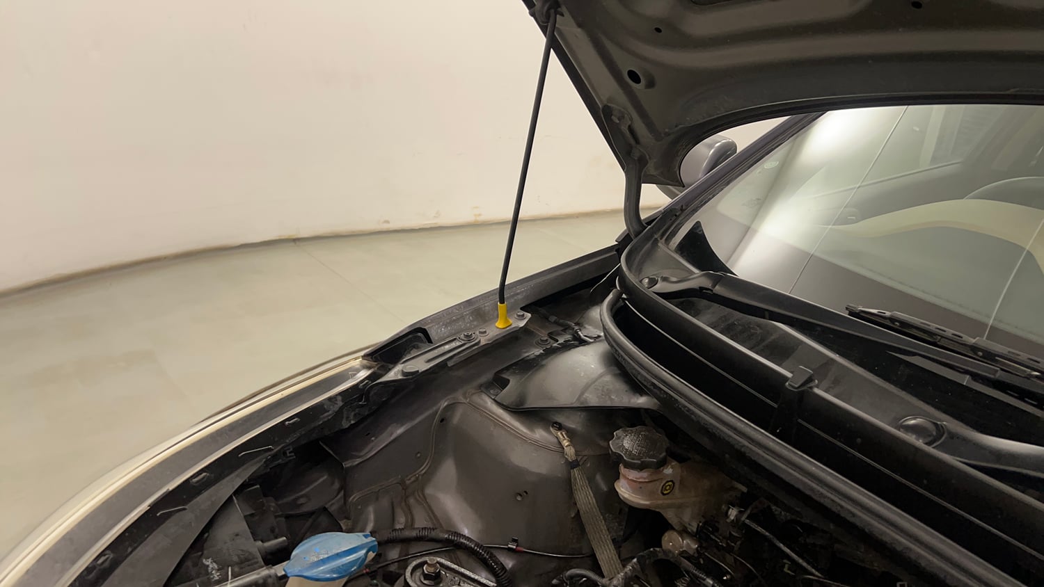 Used 2015 Hyundai Elite i20 Sportz 1.2 Petrol Manual engine ENGINE RIGHT SIDE HINGE & APRON VIEW