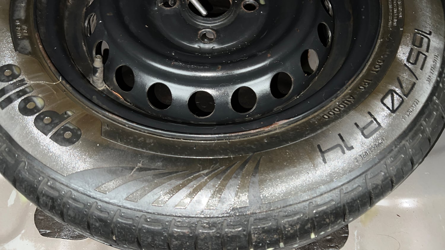 Used 2022 Hyundai Aura S 1.2 CNG Cng Manual tyres SPARE TYRE VIEW