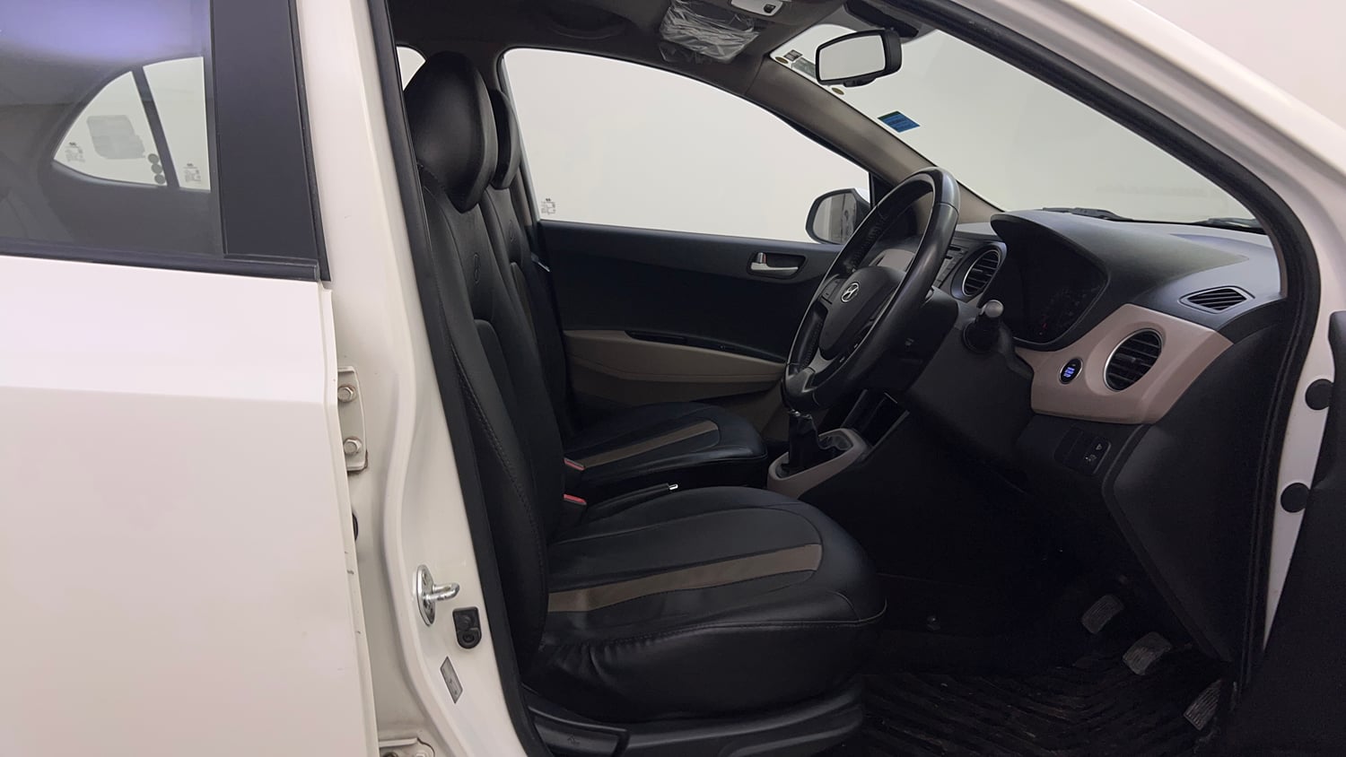 Used 2015 Hyundai Xcent SX 1.2 (O) Petrol Manual interior RIGHT SIDE FRONT DOOR CABIN VIEW