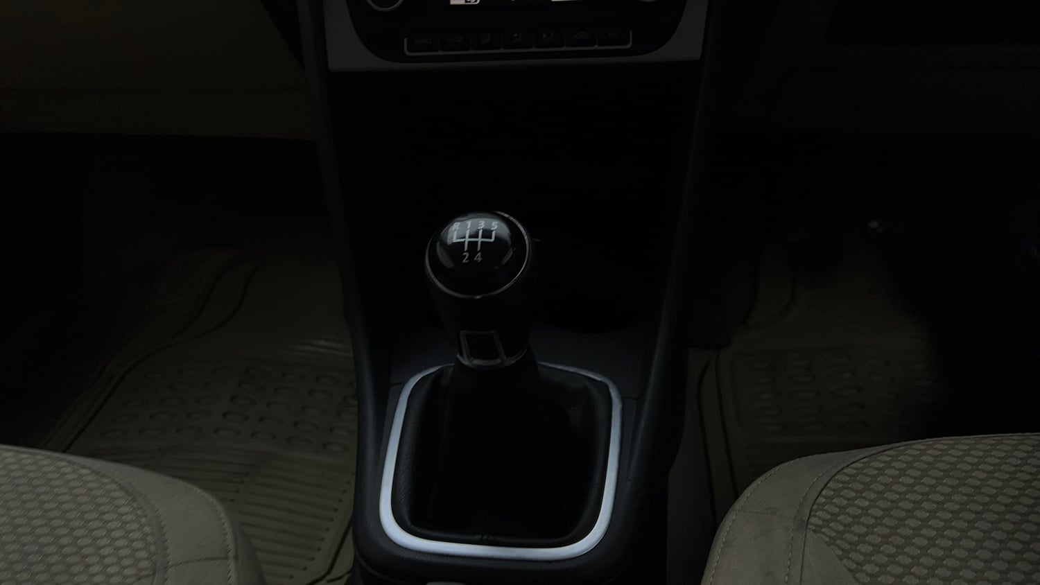 Used 2014 Volkswagen Polo Highline1.2L (P) Petrol Manual interior GEAR  KNOB VIEW