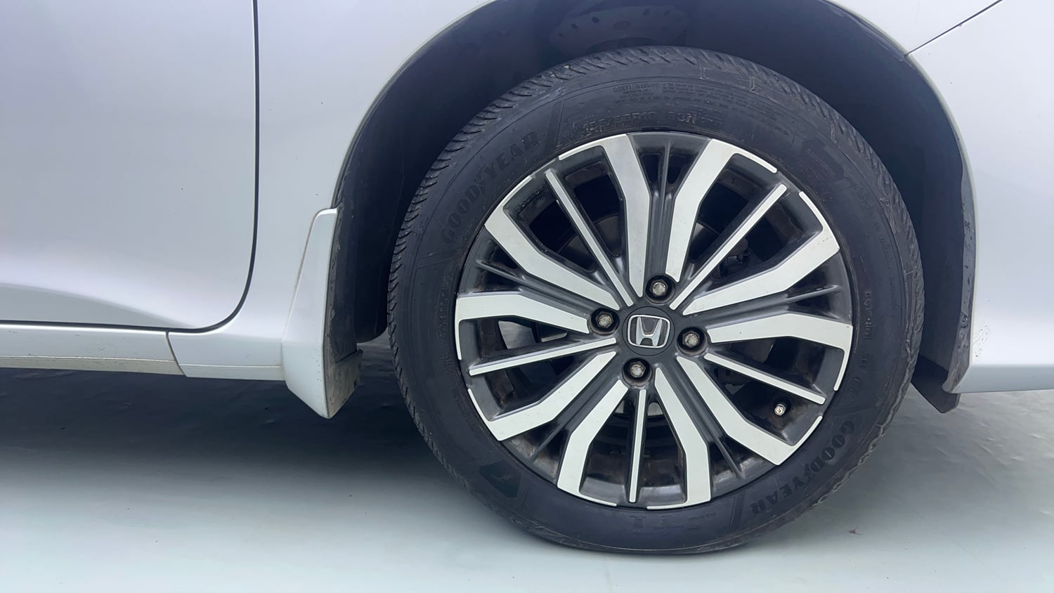 Used 2017 Honda City VX CVT Petrol Petrol Automatic tyres RIGHT FRONT TYRE RIM VIEW