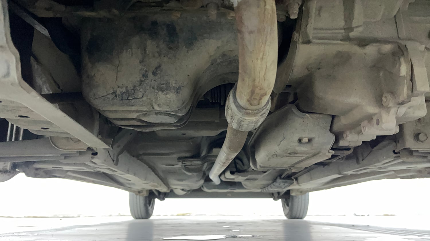 Used 2013 Hyundai Eon Sportz Petrol Manual extra FRONT LEFT UNDERBODY VIEW