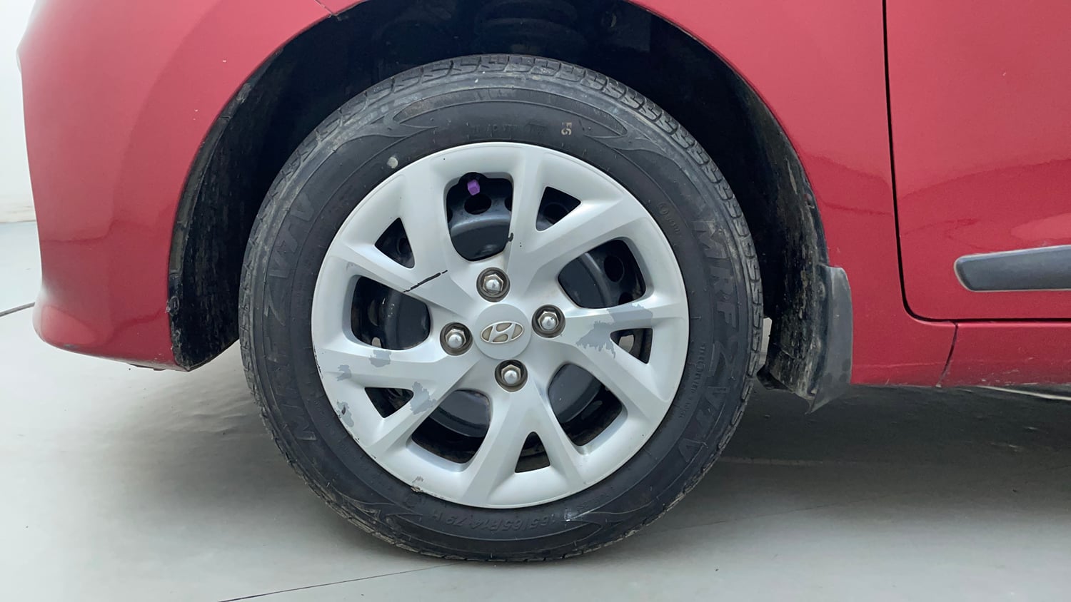 Used 2019 Hyundai Grand i10 Magna 1.2 Kappa VTVT Petrol Manual tyres LEFT FRONT TYRE RIM VIEW