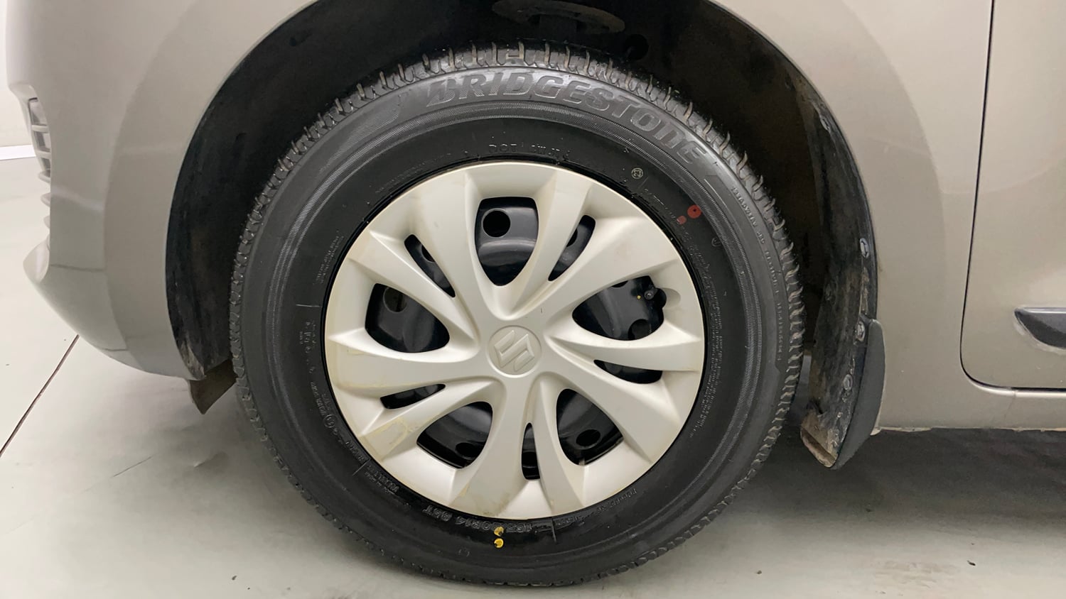 Used 2020 Maruti Suzuki Swift VXi Petrol Manual tyres LEFT FRONT TYRE RIM VIEW