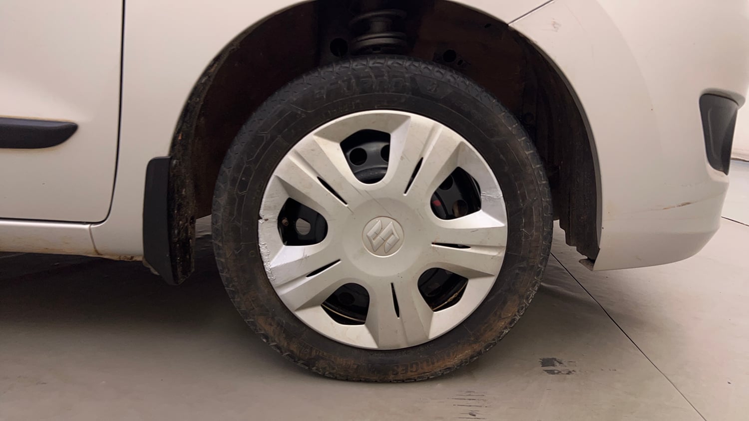 Used 2017 Maruti Suzuki Wagon R VXI Petrol Manual tyres RIGHT FRONT TYRE RIM VIEW
