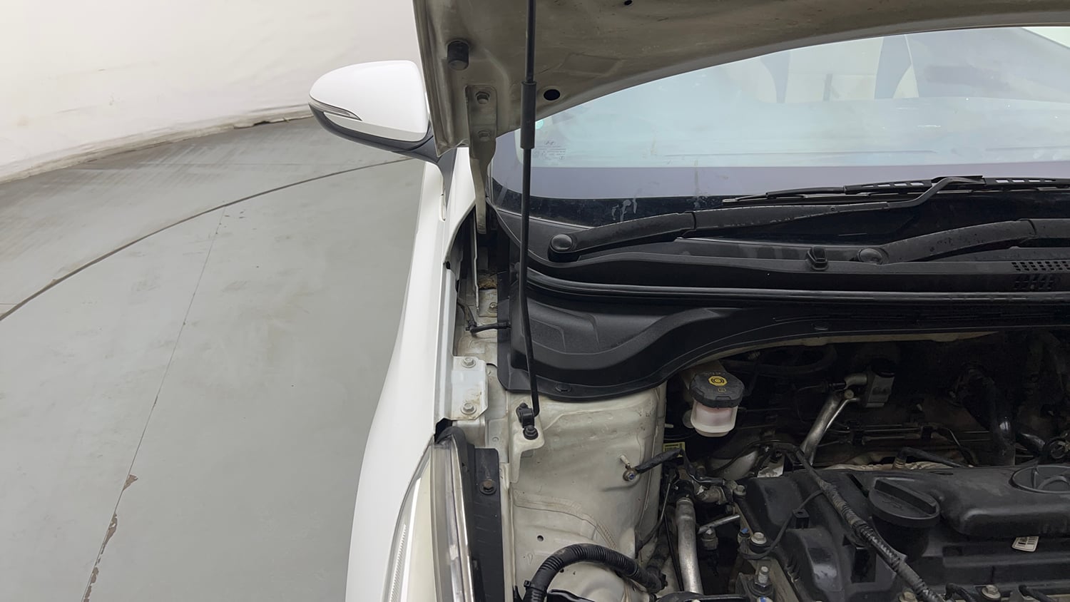 Used 2019 Hyundai Verna EX 1.4 VTVT Petrol Manual engine ENGINE RIGHT SIDE HINGE & APRON VIEW