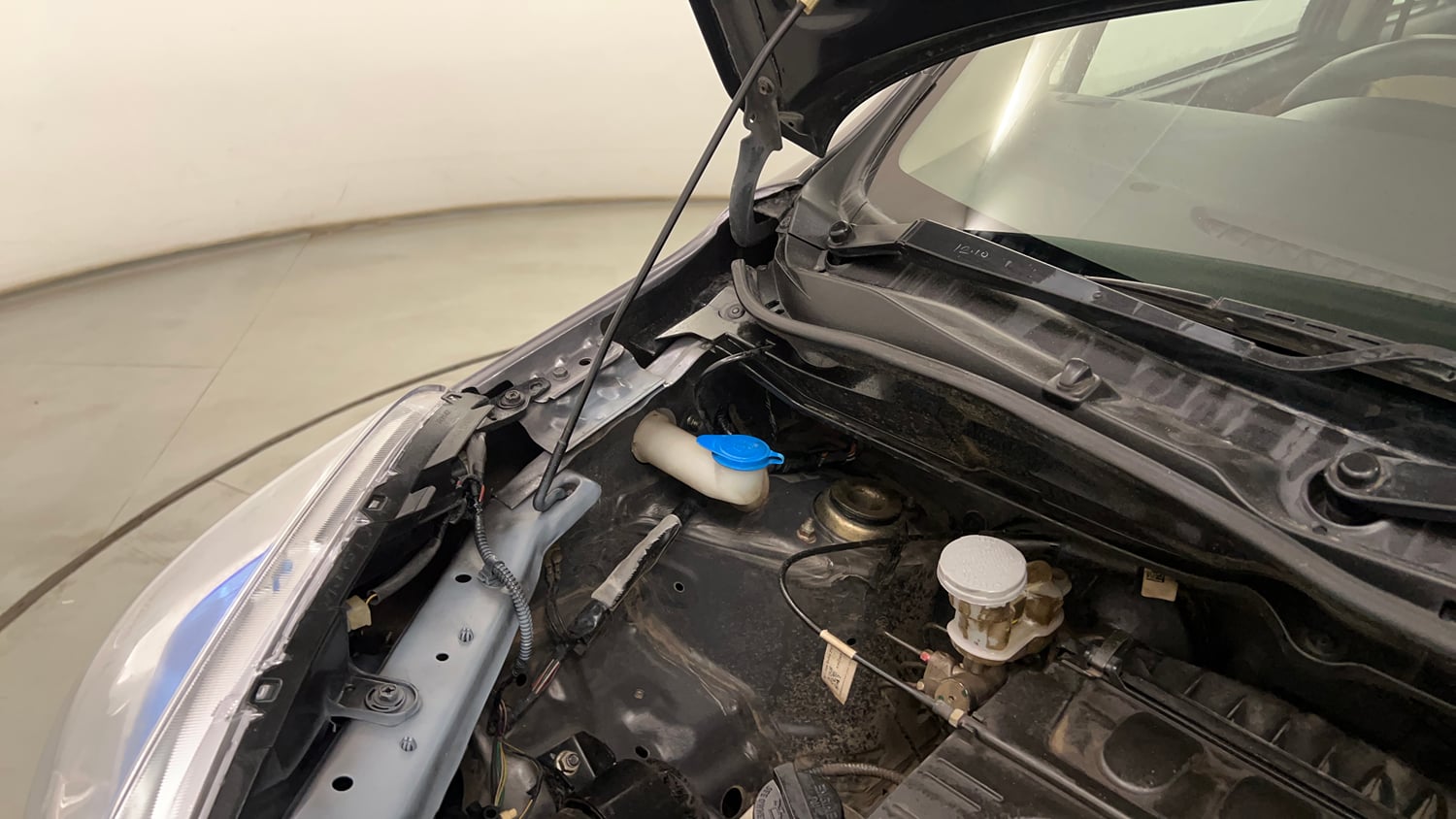 Used 2018 Maruti Suzuki Wagon R VXI Petrol Manual engine ENGINE RIGHT SIDE HINGE & APRON VIEW