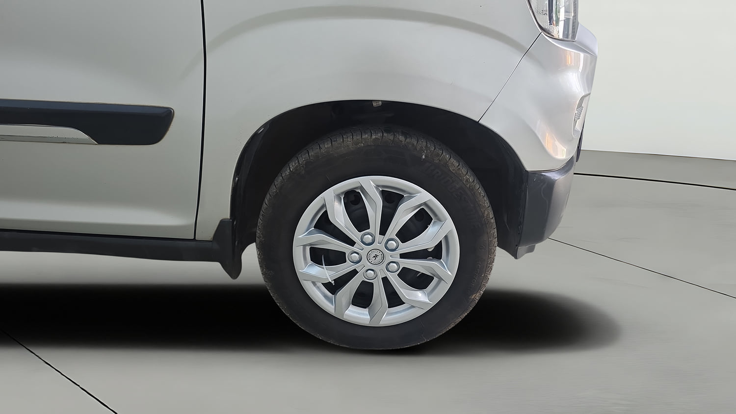 Used 2023 Maruti Suzuki S-Presso VXi Plus (O) AMT Petrol Automatic tyres RIGHT FRONT TYRE RIM VIEW