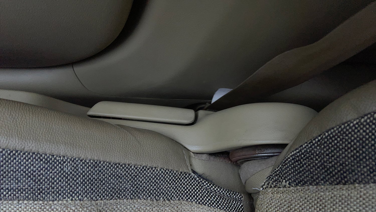 Used 2016 Honda Amaze 1.2 S AT i-VTEC Petrol Automatic top_features Driver height adjustable seat