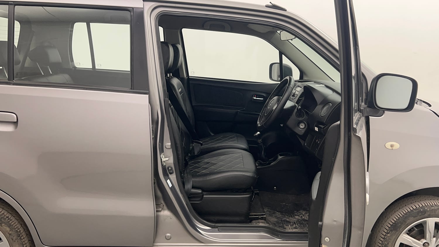 Used 2013 Maruti Suzuki Wagon R Stingray VXi Petrol Manual interior RIGHT SIDE FRONT DOOR CABIN VIEW
