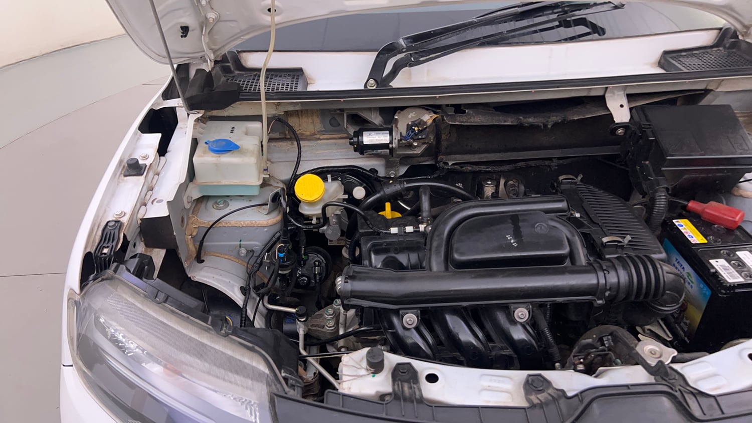 Used 2022 Renault Kwid RXL (O) 0.8 Petrol Manual engine ENGINE RIGHT SIDE HINGE & APRON VIEW