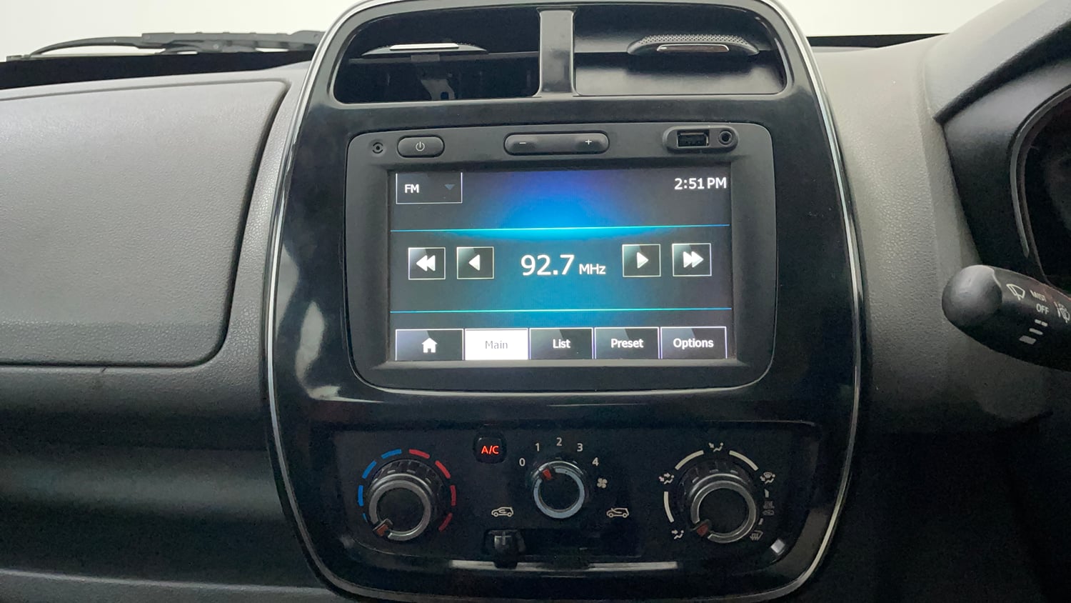 Used 2016 Renault Kwid 1.0 RXT Petrol Manual interior MUSIC SYSTEM & AC CONTROL VIEW