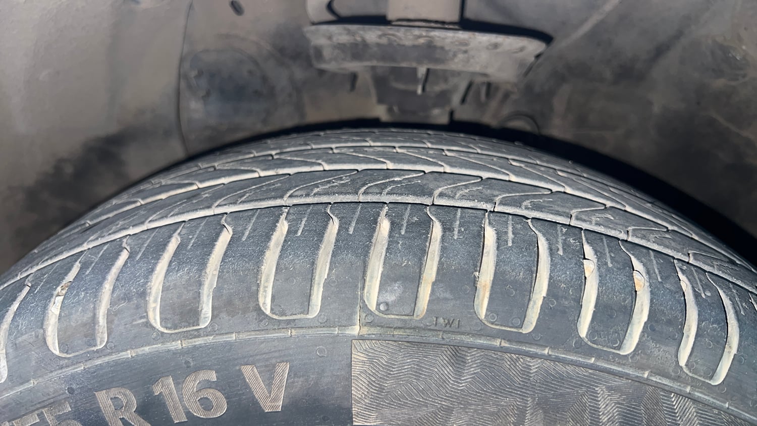 Used 2017 Hyundai Elite i20 Asta 1.2 (O) Petrol Manual tyres LEFT FRONT TYRE TREAD VIEW