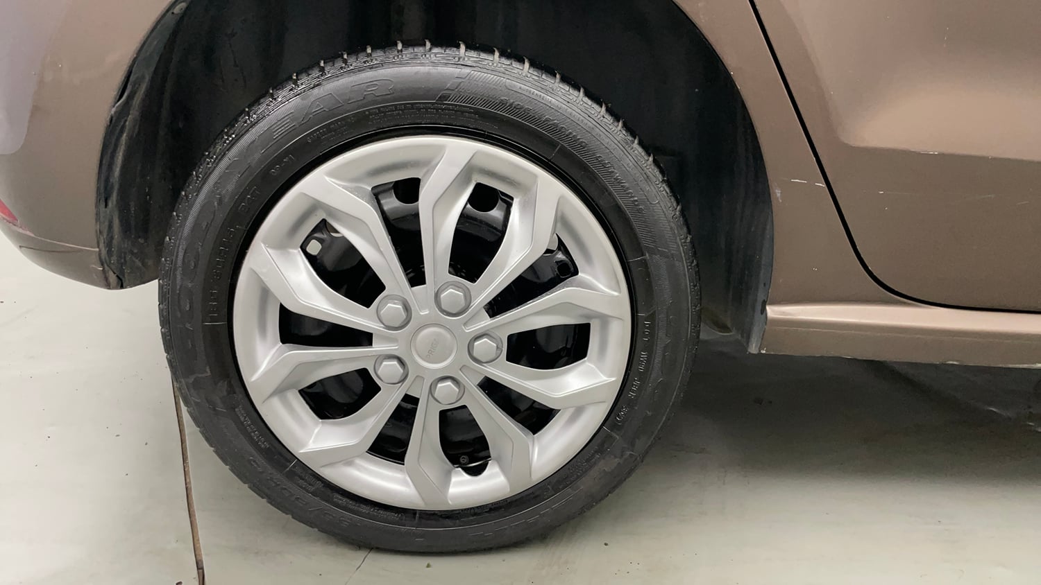 Used 2016 Volkswagen Polo Comfortline 1.2L (P) Petrol Manual tyres RIGHT REAR TYRE RIM VIEW