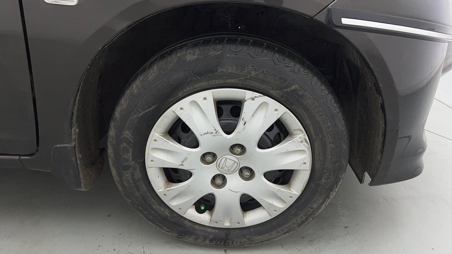 Used 2016 Honda Amaze 1.2 S AT i-VTEC Petrol Automatic tyres RIGHT FRONT TYRE RIM VIEW