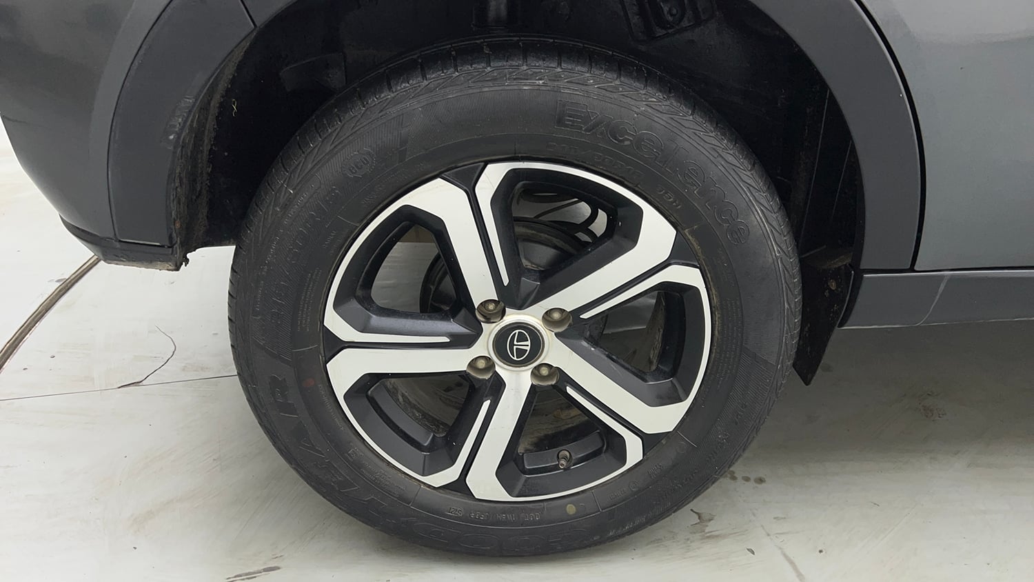 Used 2022 Tata Nexon XZA Plus (S) Petrol Automatic tyres RIGHT REAR TYRE RIM VIEW