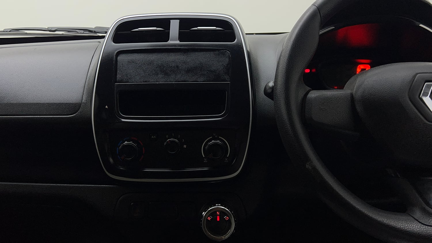 Used 2017 Renault Kwid 1.0 RXL AMT Petrol Automatic interior MUSIC SYSTEM & AC CONTROL VIEW
