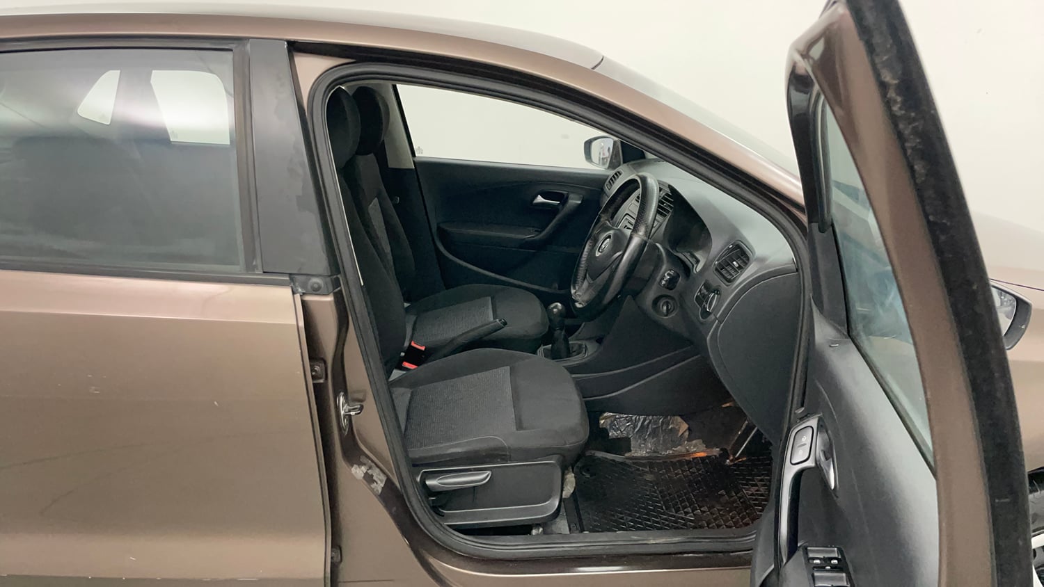 Used 2016 Volkswagen Polo Comfortline 1.2L (P) Petrol Manual interior RIGHT SIDE FRONT DOOR CABIN VIEW