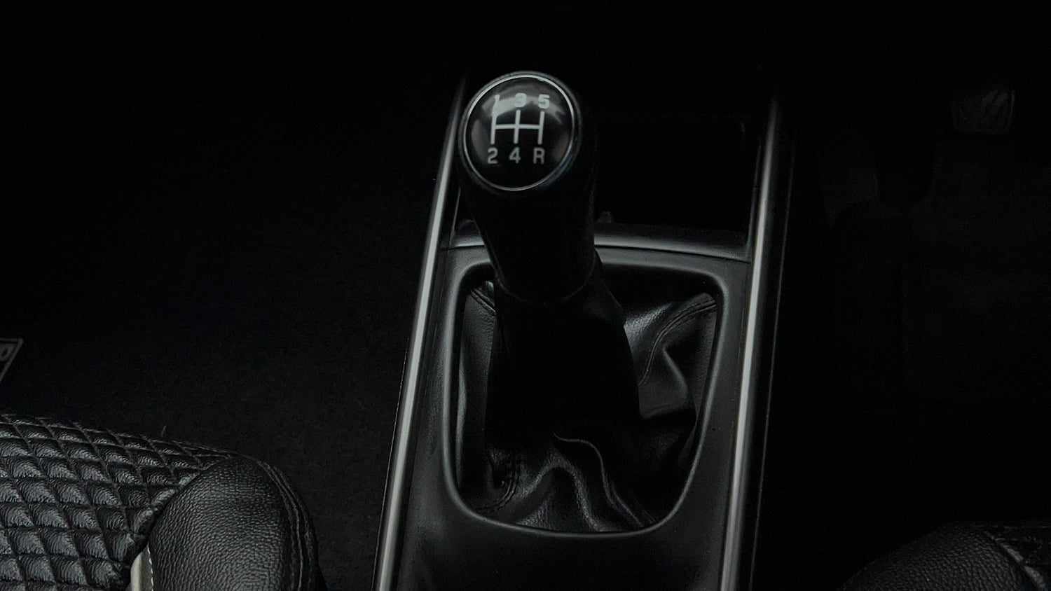 Used 2019 Maruti Suzuki Baleno Zeta Petrol Manual interior GEAR  KNOB VIEW