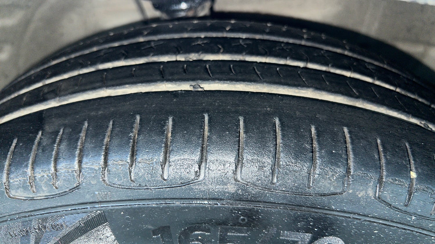 Used 2016 Maruti Suzuki Wagon R 1.0 VXI AMT Petrol Automatic tyres RIGHT FRONT TYRE TREAD VIEW