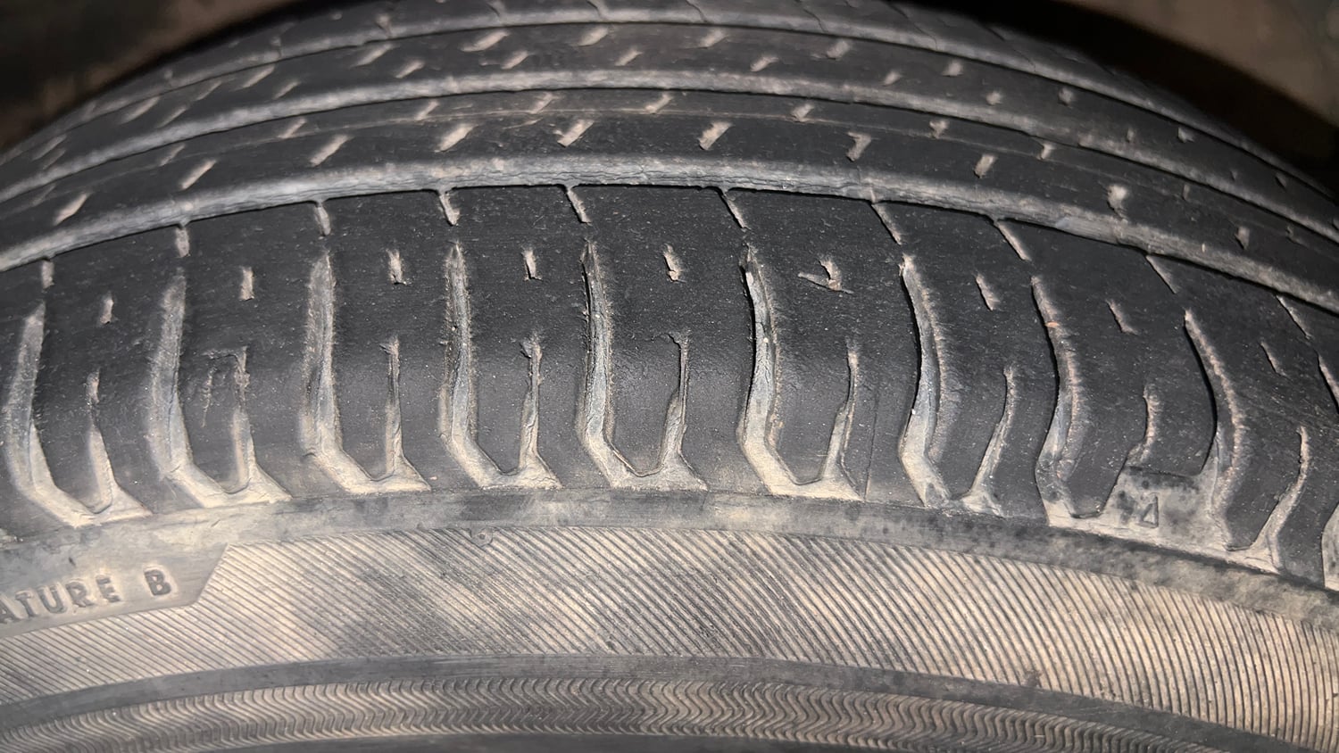 Used 2019 Maruti Suzuki Swift VXi AMT Petrol Automatic tyres RIGHT FRONT TYRE TREAD VIEW