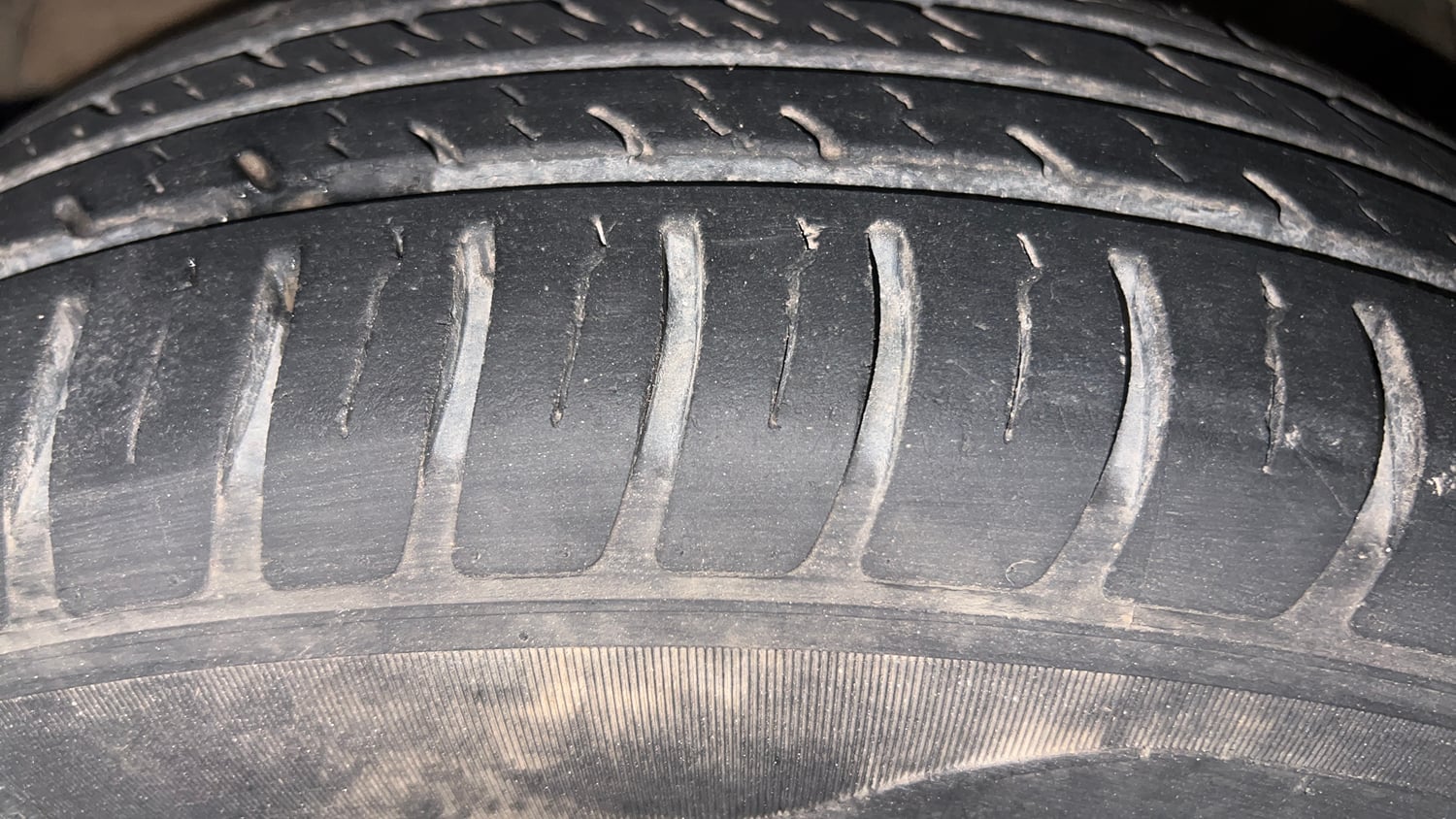 Used 2019 Maruti Suzuki Swift VXi AMT Petrol Automatic tyres LEFT FRONT TYRE TREAD VIEW