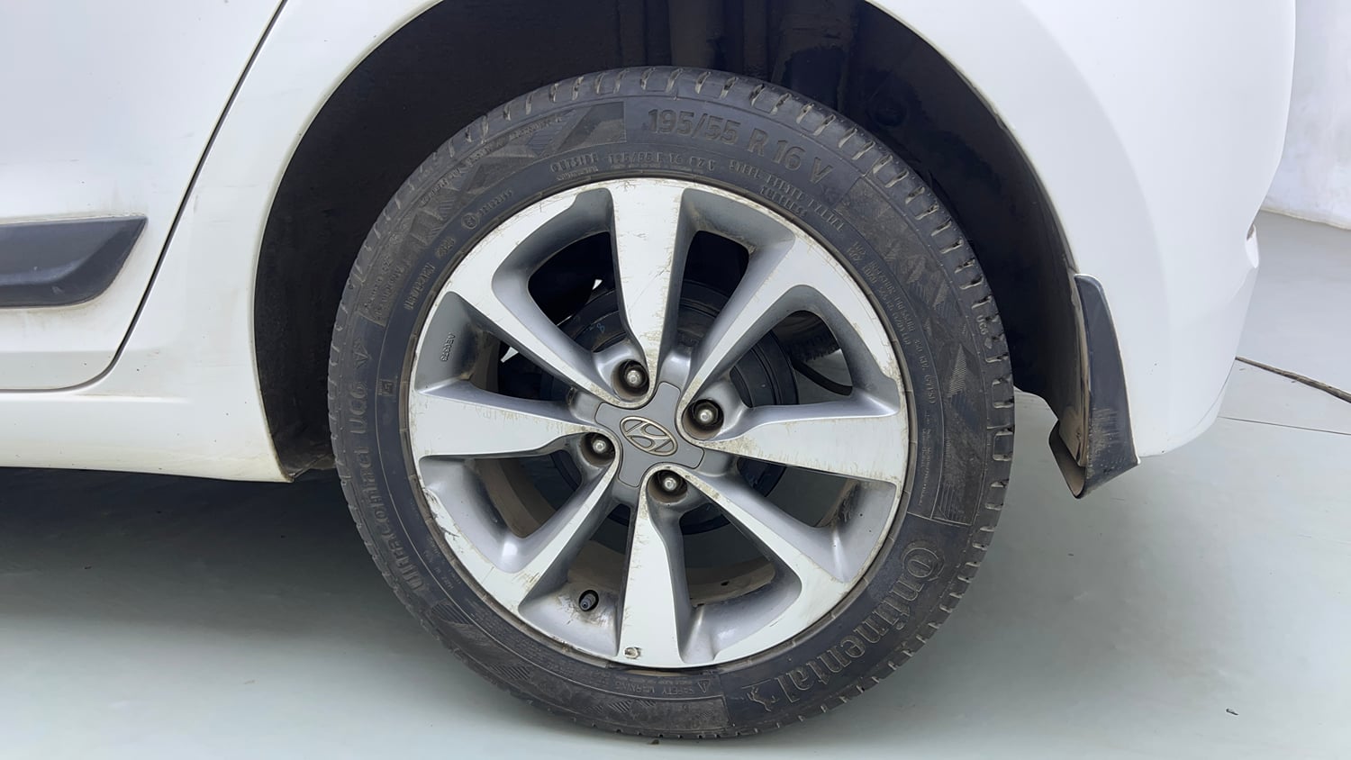 Used 2017 Hyundai Elite i20 Asta 1.2 (O) Petrol Manual tyres LEFT REAR TYRE RIM VIEW