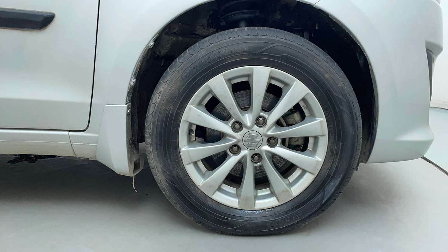 Used 2014 Maruti Suzuki Ertiga ZXi Petrol Manual tyres RIGHT FRONT TYRE RIM VIEW