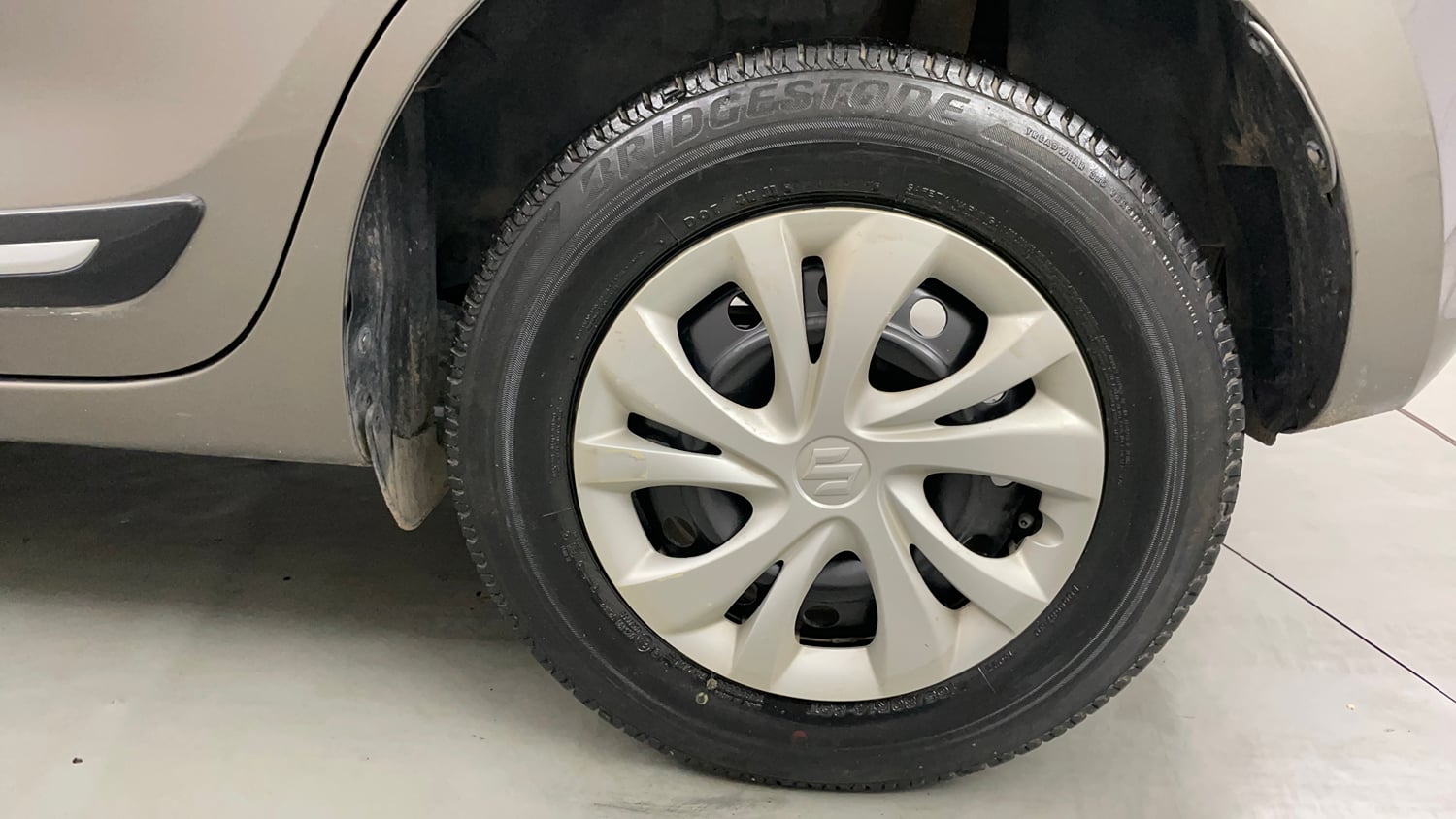 Used 2020 Maruti Suzuki Swift VXi Petrol Manual tyres LEFT REAR TYRE RIM VIEW