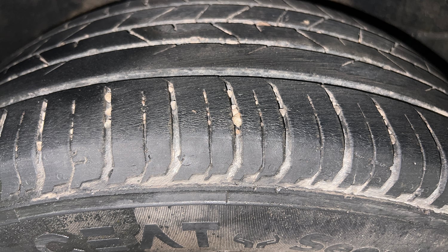 Used 2023 Hyundai i20 Sportz 1.2 IVT Petrol Automatic tyres RIGHT REAR TYRE TREAD VIEW