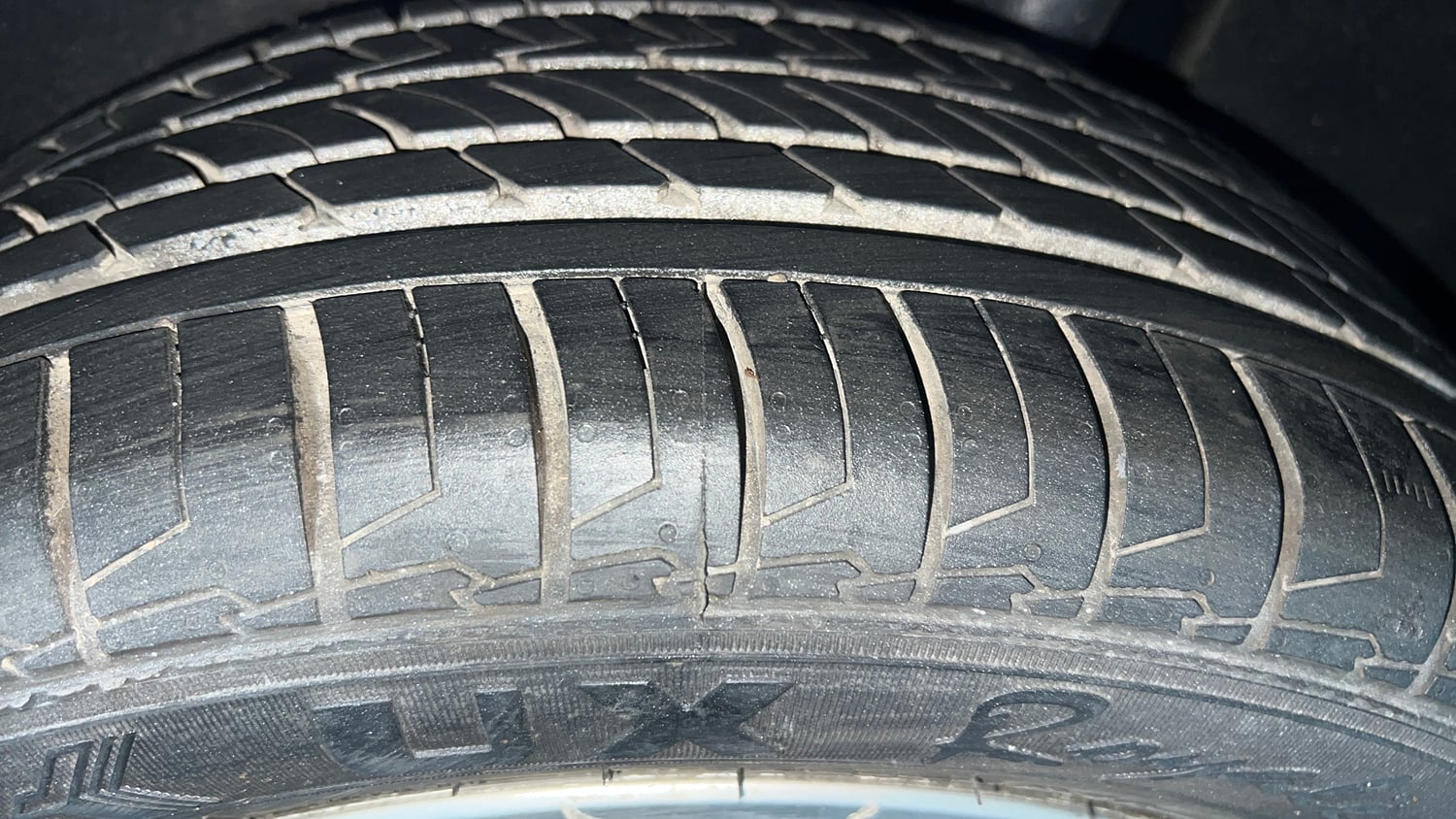 Used 2016 Maruti Suzuki Baleno Zeta 1.2 AT Petrol Automatic tyres LEFT REAR TYRE TREAD VIEW